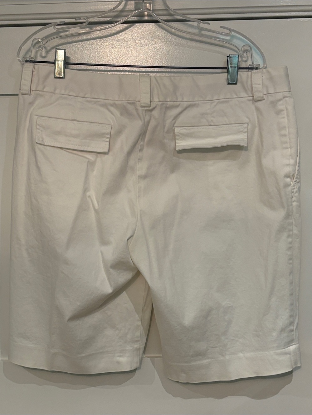 Banana Republic White Women’s Bermuda Shorts - Picture 2 of 6